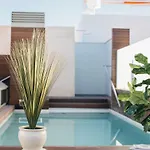 One&Lux Byron Suites